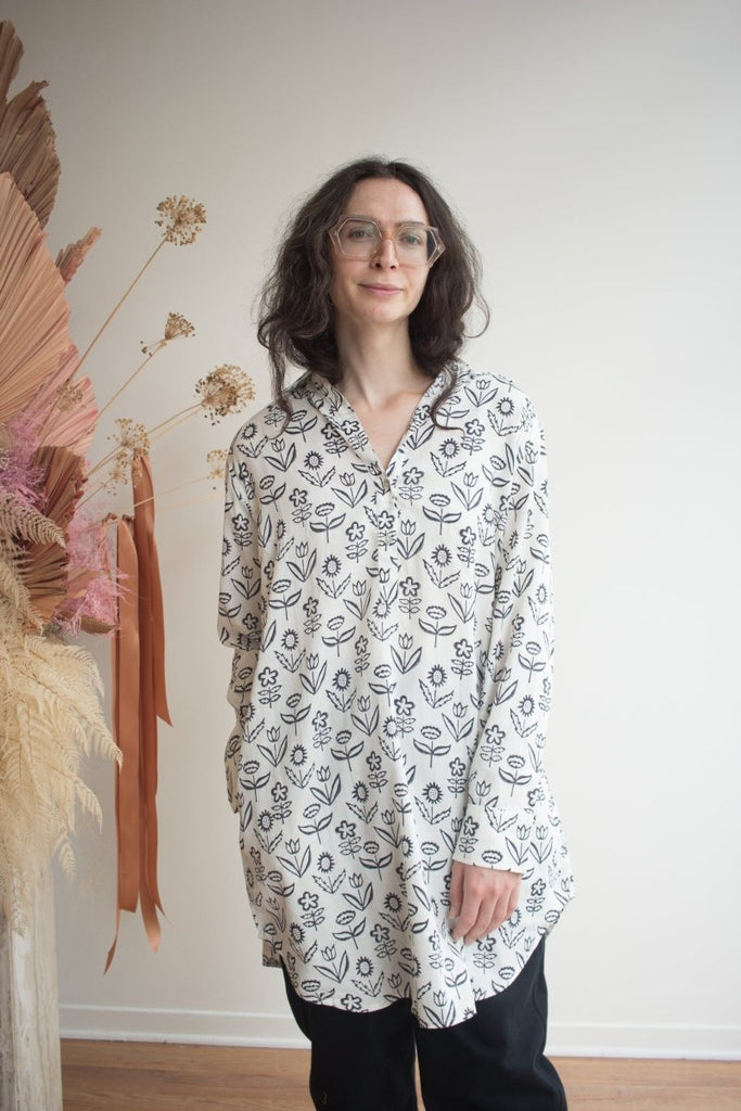 Kate Austin Designs Katherine Shirt (White and Black Flower) - Victoire BoutiqueKate Austin DesignsTops Ottawa Boutique Shopping Clothing