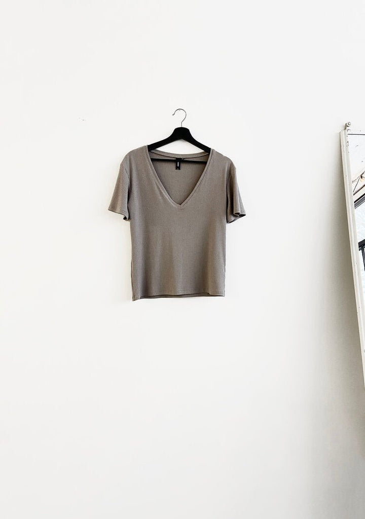 Esser V-Neck T-Shirt (Khaki) - Victoire BoutiqueEsserTops Ottawa Boutique Shopping Clothing