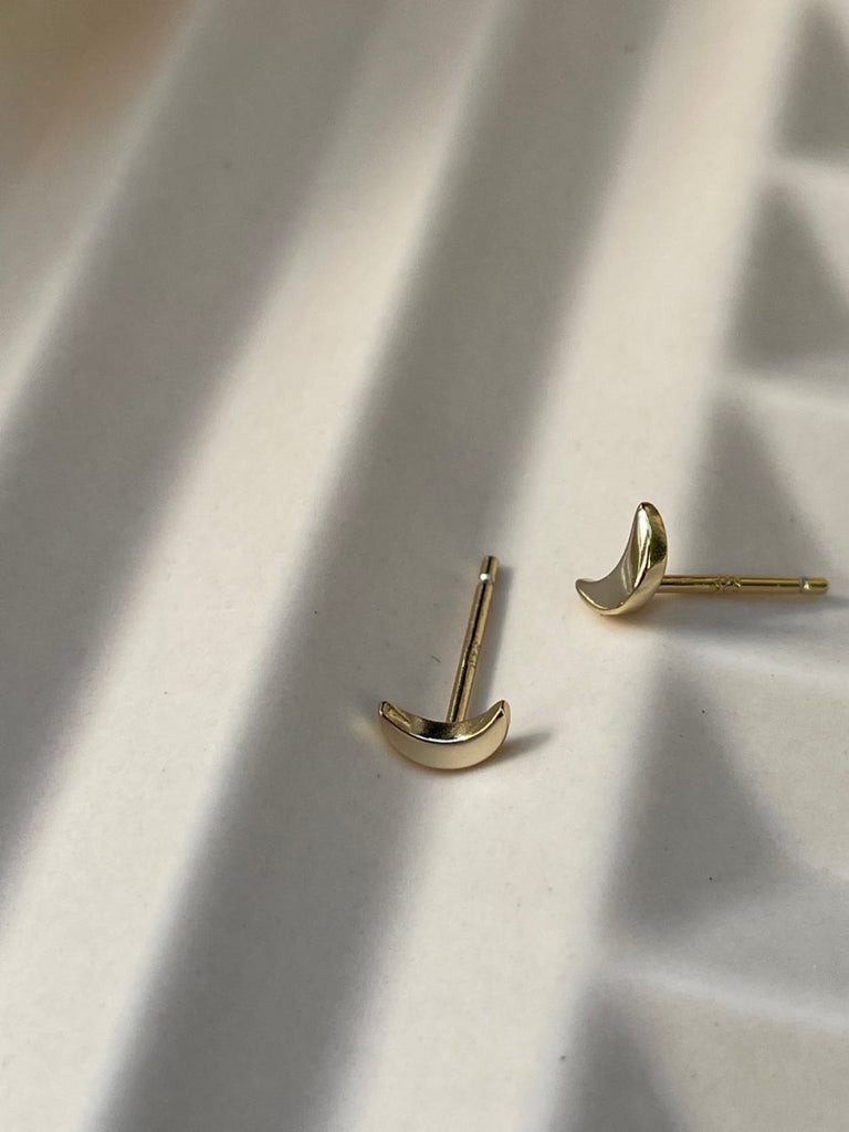Second Aura Dainty Crescent Moon Studs (Gold or Silver) - Victoire BoutiqueSecond AuraEarrings Ottawa Boutique Shopping Clothing
