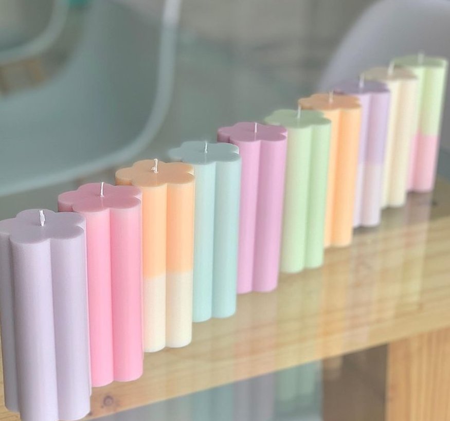 Sunday Skies Daisy Pillar Candle (Various Colours) - Victoire BoutiqueSunday SkiesHome Ottawa Boutique Shopping Clothing